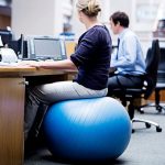 As melhores dicas para corrigir a postura e prevenir dores do trabalho sentado.